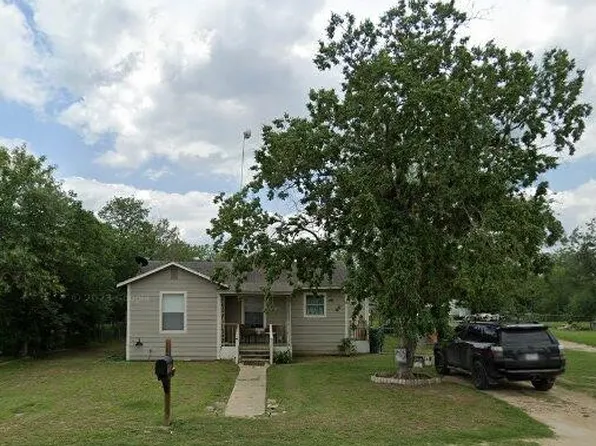 607 Davis Ave, Devine, TX 78016