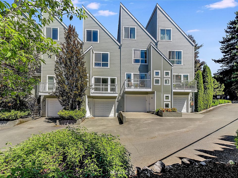 Quaint, centrally-located complex...and the well-appointed unit boasts a convenient, attached, tandem garage.>