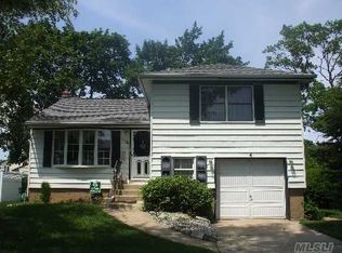 213 Aster St, Massapequa Park, NY 11762