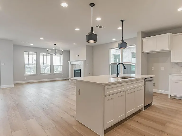 933 Carnation Dr — Photo 2