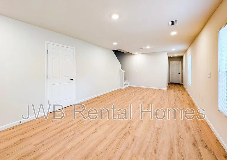 1216 Pangola Dr — Photo 4