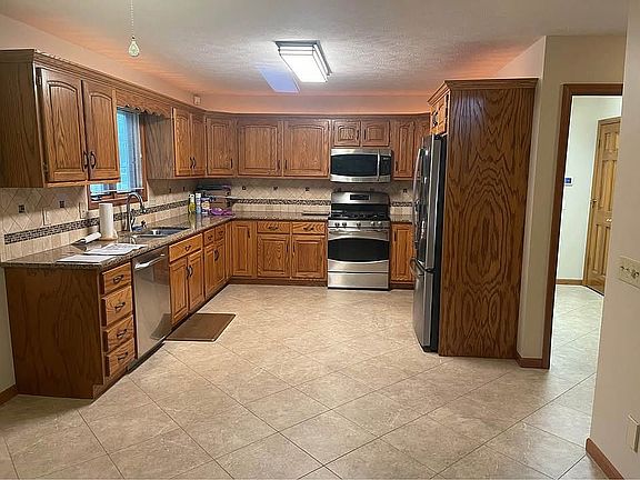 Kitchen. All appliances stay