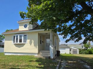 60 North Dr, Copiague, NY 11726