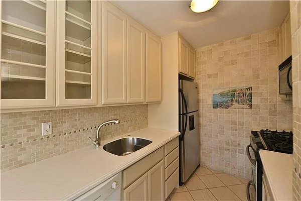 Sold by Century 21 Metropolitan | media 5