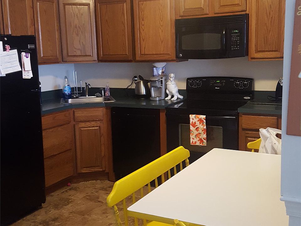 1st image of 140 Pickwick Pl #1