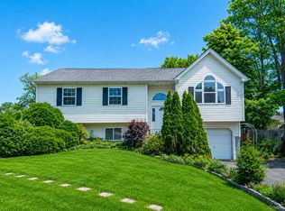 57 Woodycrest Dr, Farmingville, NY 11738