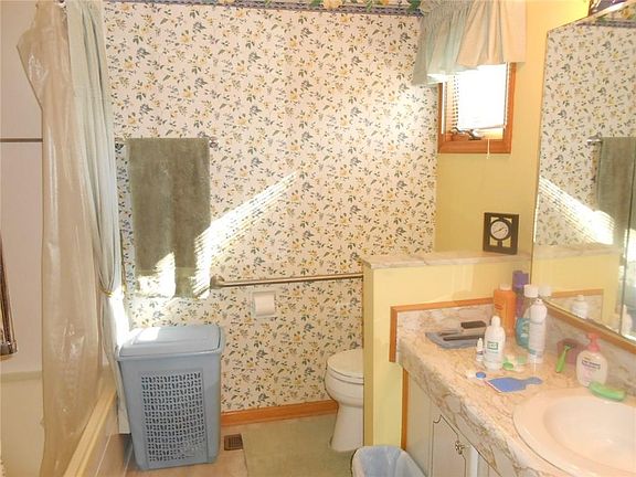 4th image of 10761 Bradley Dr