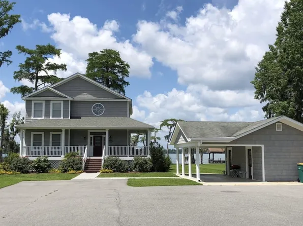 640 White Lake Dr, Elizabethtown, NC 28337