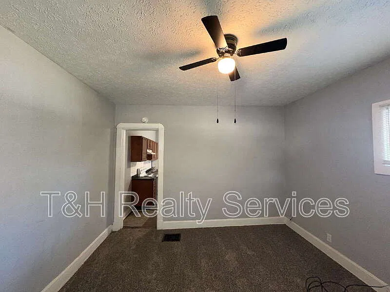 2 bed, 1.0 bath, 1000 sqft, $1,050 — Photo 3