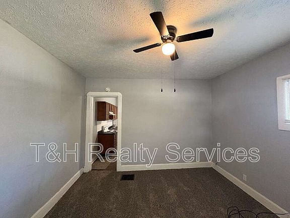 3rd image of 102 N Muessing St