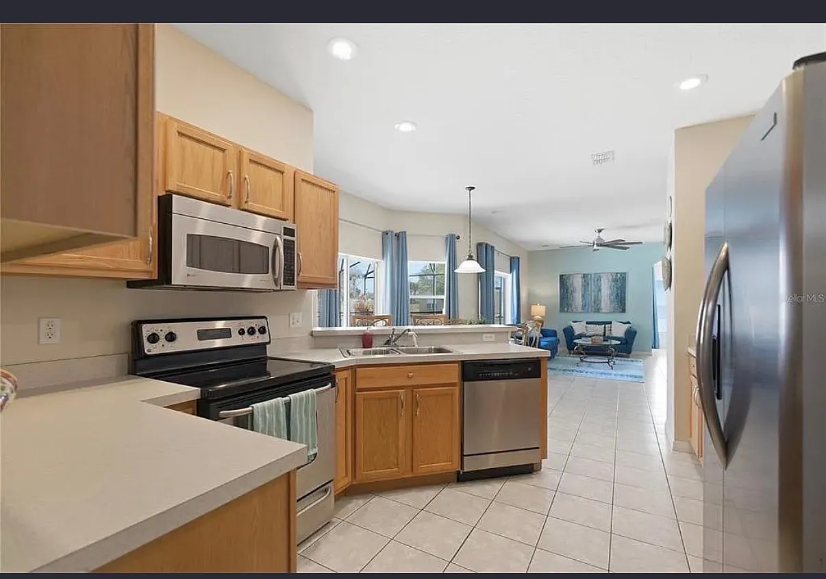 4 bed, 2400 sqft, $865 — Photo 2