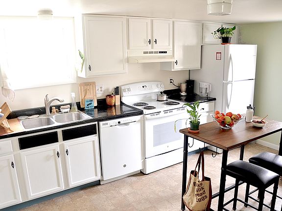 Large eat-in kitchen with dining table and dishwasher
