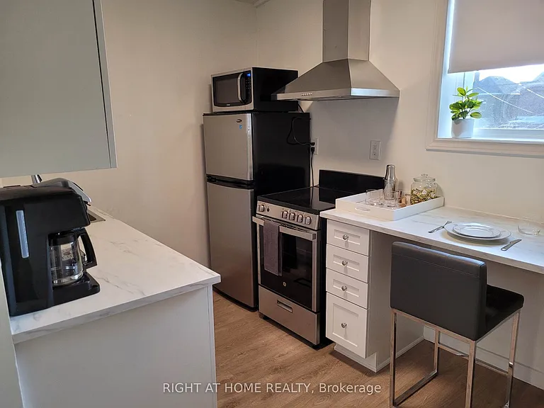 1054 Dufferin St #2 — Photo 6