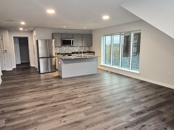 2nd image of 938 E 4th St #401