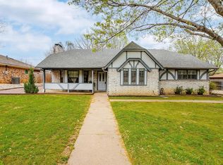 221 Shady Oaks Dr, Burleson, TX 76028