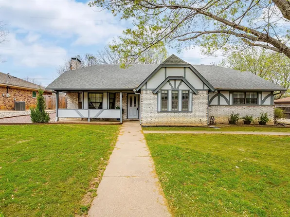 221 Shady Oaks Dr, Burleson, TX 76028
