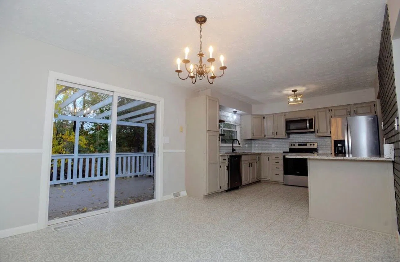 4 bed, 2.0 bath, 2400 sqft, $2,045 — Photo 4
