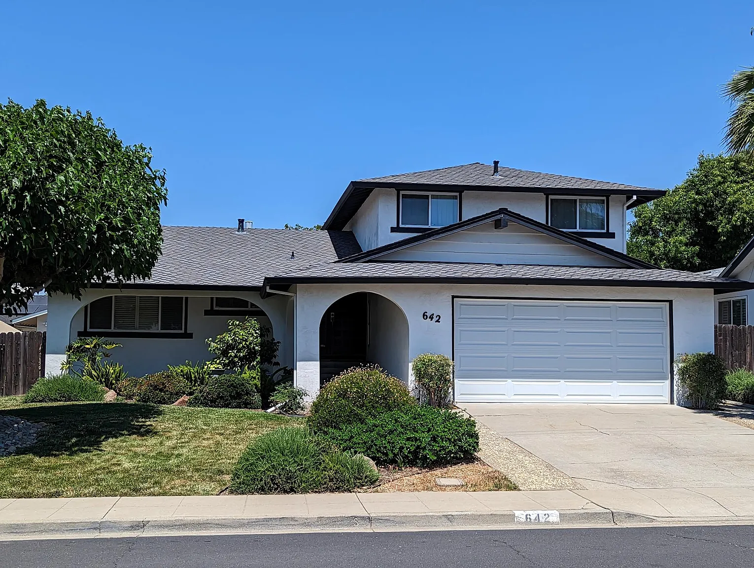 642 Canterbury Ave photo 1