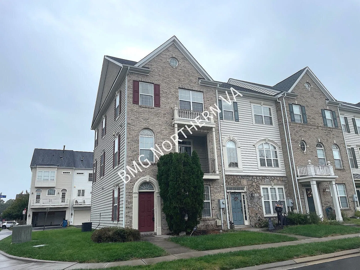 Stunning, Light Filled 3BR/2BA/2HB in Sought After Brambleton — Photo 1