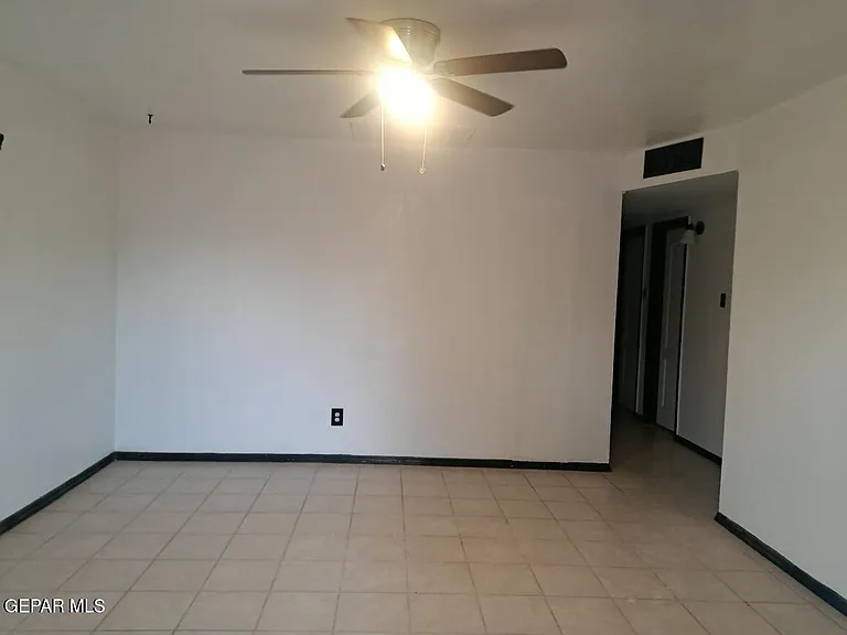 986 Gloria St — Photo 3