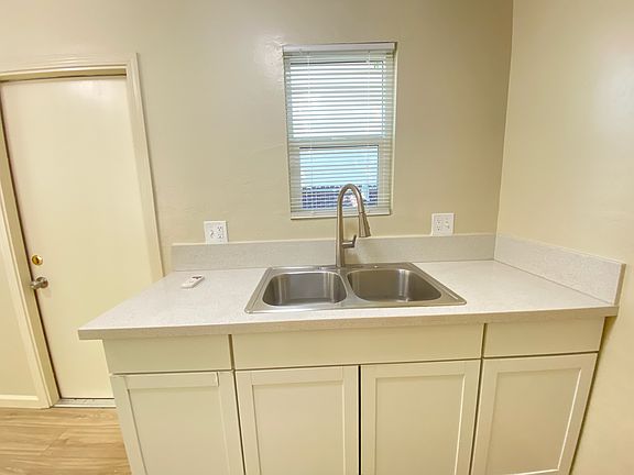 5th image of 115 1/2 Woodrow Ave #B