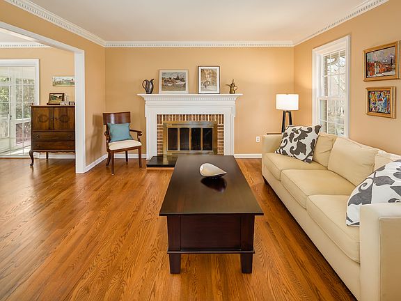 3rd image of 9537 Locust Hill Dr