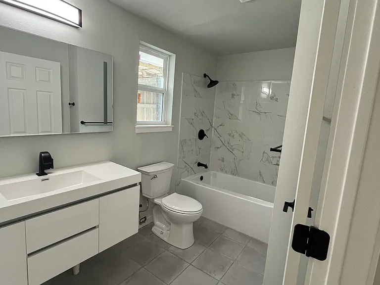 642 Astoria Ave — Photo 11