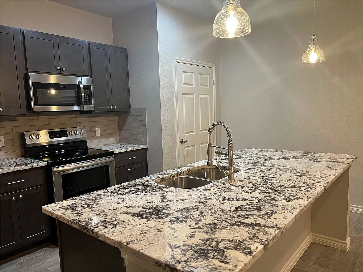 3 bed, 2.0 bath, 1560 sqft, $1,550 — Photo 1