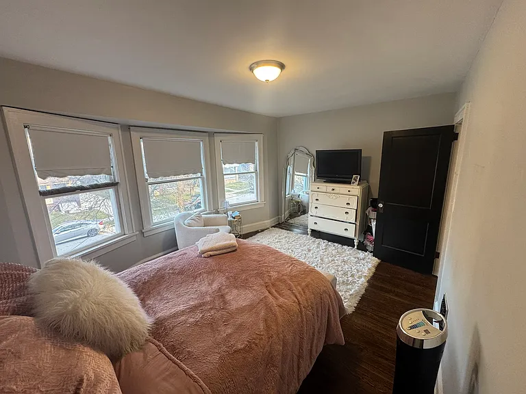 1548 Winton Ave — Photo 5