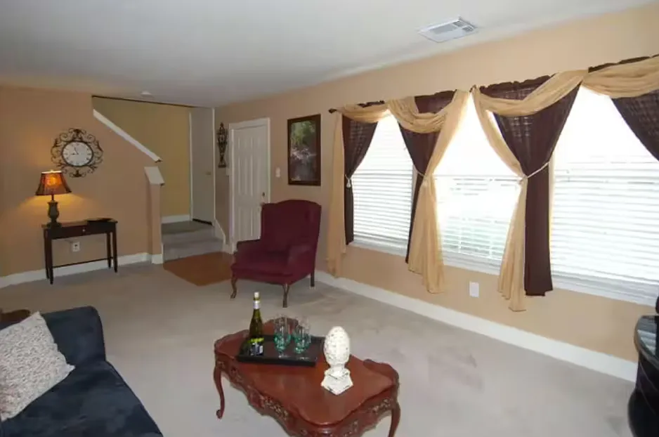 3 bed, $3,000 — Photo 2