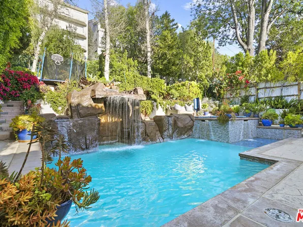 5176 Don Pio Dr, Woodland Hills, CA 91364