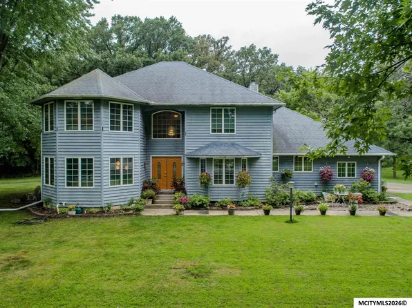 1 Twin Oak Ln, Mason City, IA 50401