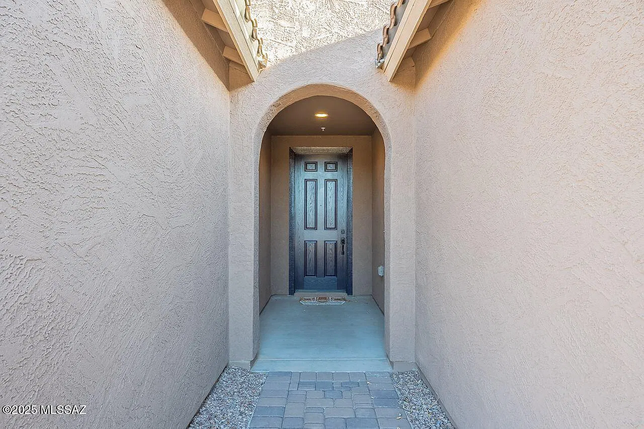 3 bed, 3.0 bath, 2060 sqft, $2,700 — Photo 2