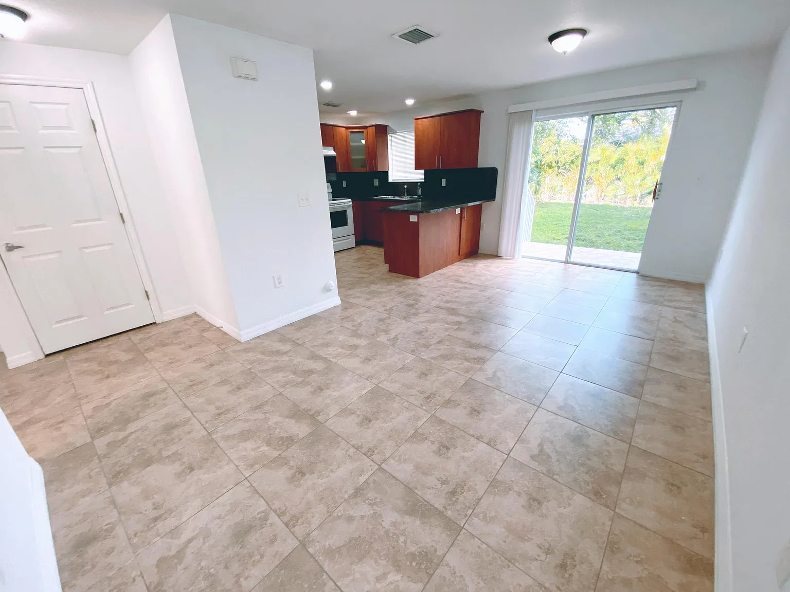 3 bed, 1200 sqft, $3,000 — Photo 4
