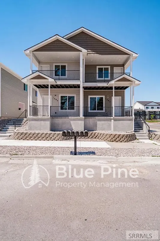 3 bed, 2.0 bath, 1796 sqft, $1,795 — Photo 1