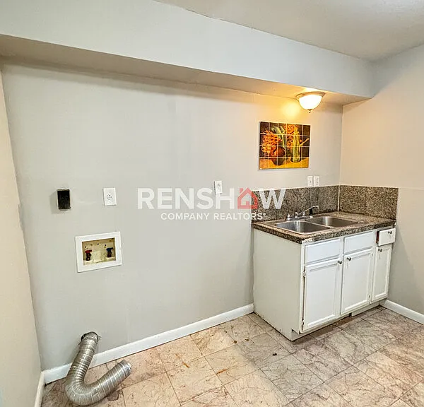 1053 Treadwell St — Photo 4