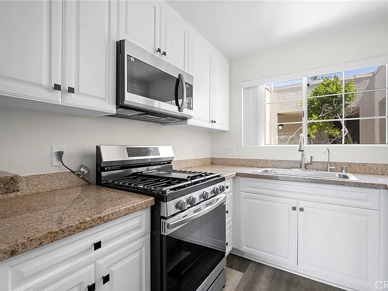 5565 Canoga Ave #307 — Photo 15