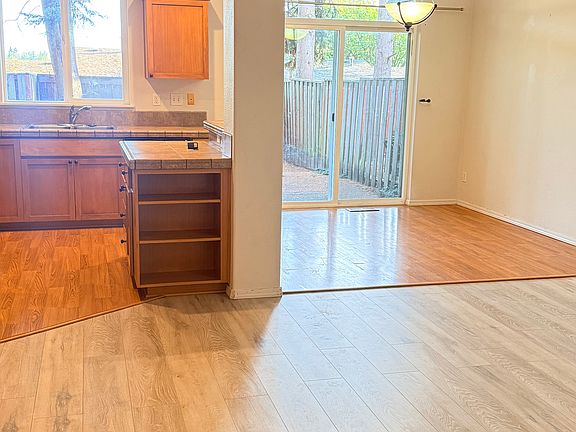 5th image of 1280 SE Roundelay St