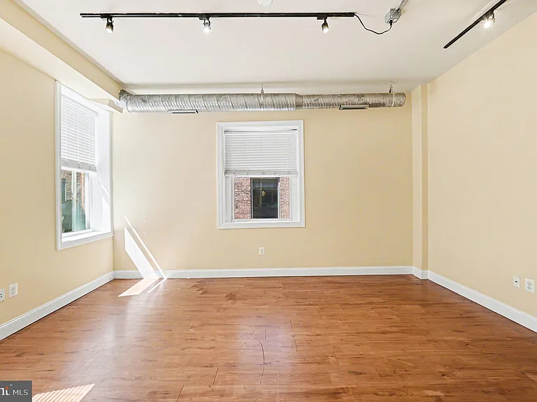 338 N Charles St — Photo 23