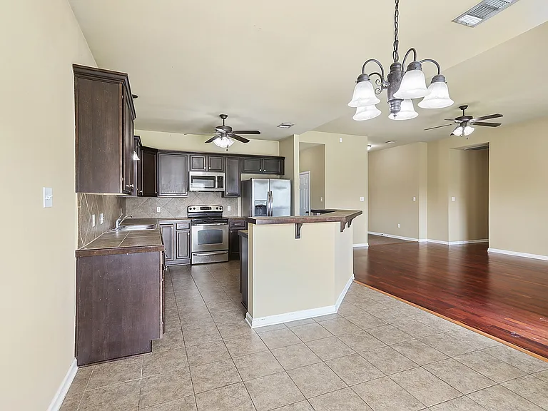 17049 Jamestowne Dr — Photo 4
