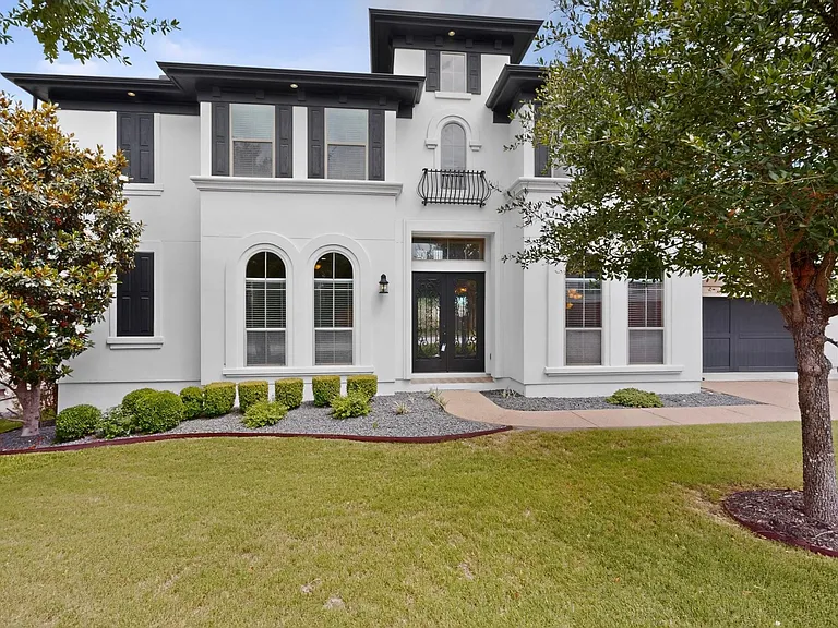 1905 Leaders Ln — Photo 1