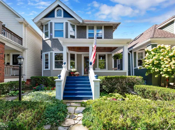 1111 Lakepointe St, Grosse Pointe Park, MI 48230