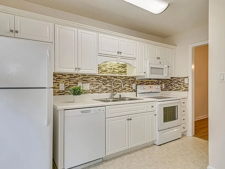 307 Brock Ln — Photo 3