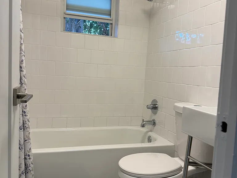 421 SW 9th St #5 — Photo 9