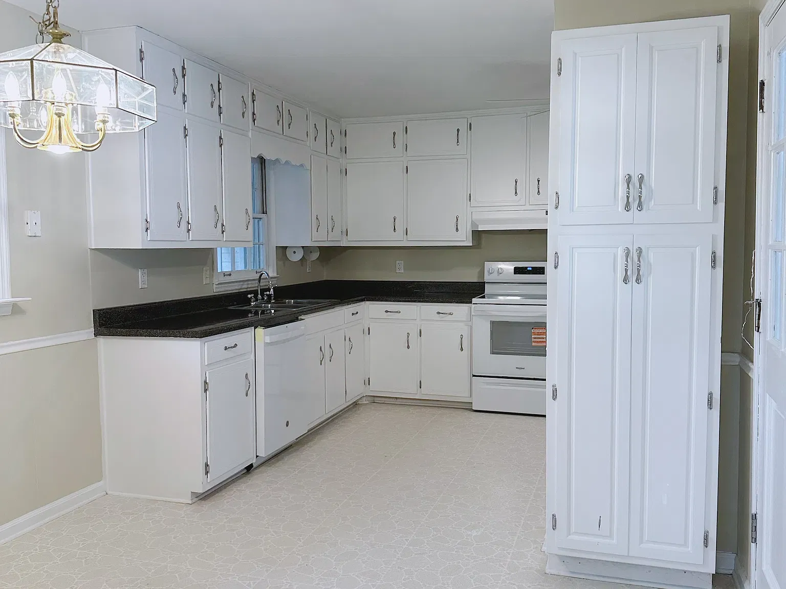 3 bed, 3269 sqft, $2,800 — Photo 2