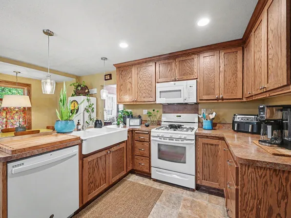 1260 Woodbridge St, Saint Paul, MN 55117