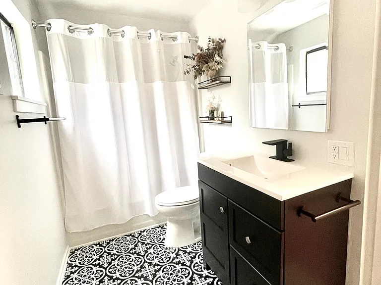 Upstairs full bathroom