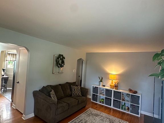 2nd image of 7729 Hollywood Dr