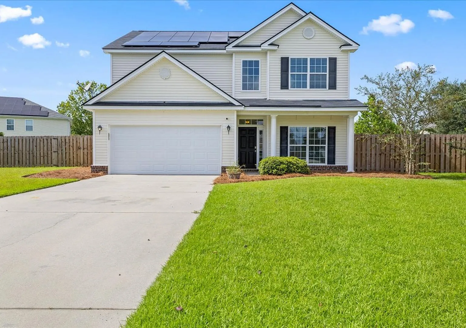 Beautifully Maintained Home in Prime Savannah Location — Photo 1