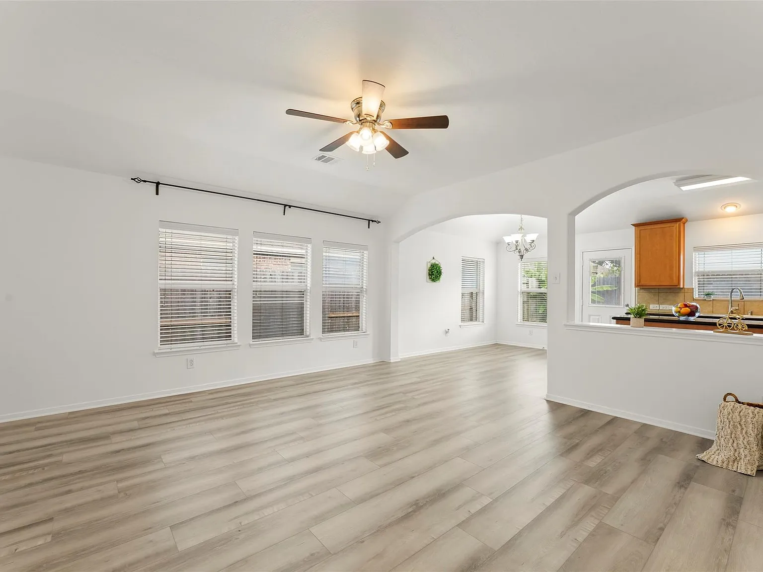 3 bed, 2.0 bath, 1295 sqft, $1,850 — Photo 3
